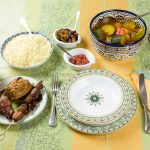 Table marocaine : couscous, légumes, grillades, pois chiches et condiments